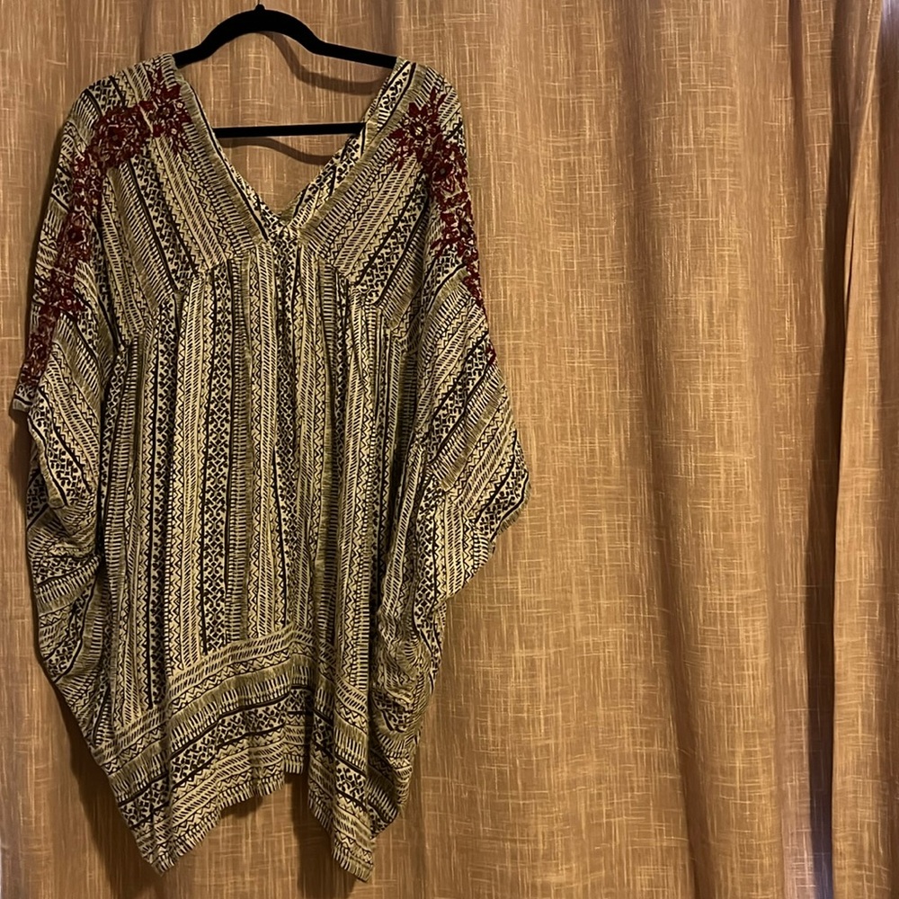 FREE PEOPLE Gray and white pheasant top with red stitching